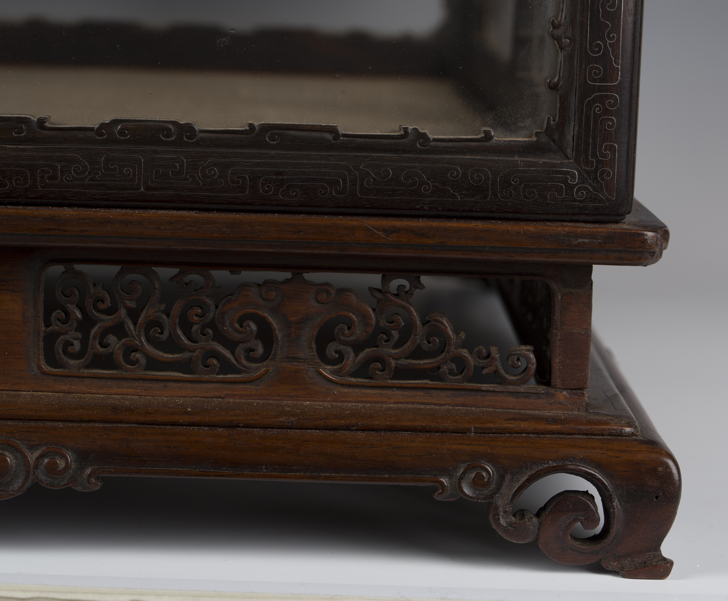 A Chinese silver wire inlaid hardwood and glazed table top display case and stand, late Qing - Image 6 of 10