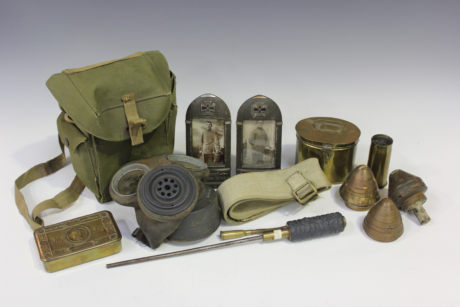 A collection of various militaria, including a pair of First World War period German cast metal - Image 3 of 3