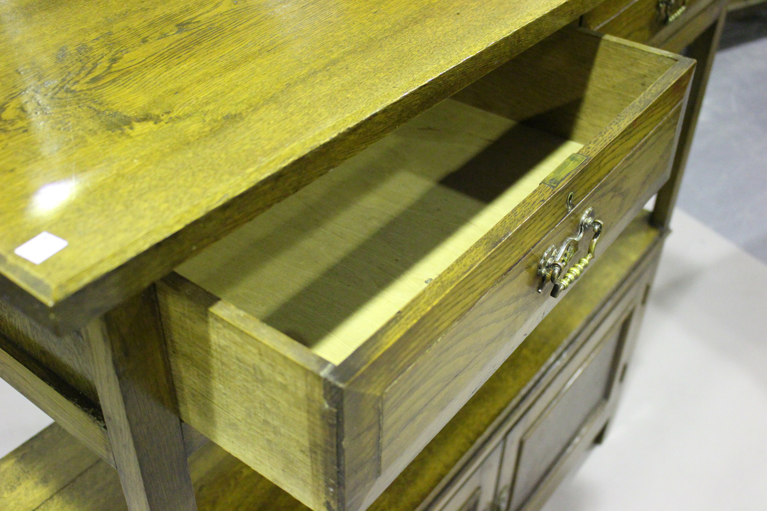 An Edwardian oak two-tier buffet, the mirror back above two drawers and two doors, height 150cm, - Bild 2 aus 2