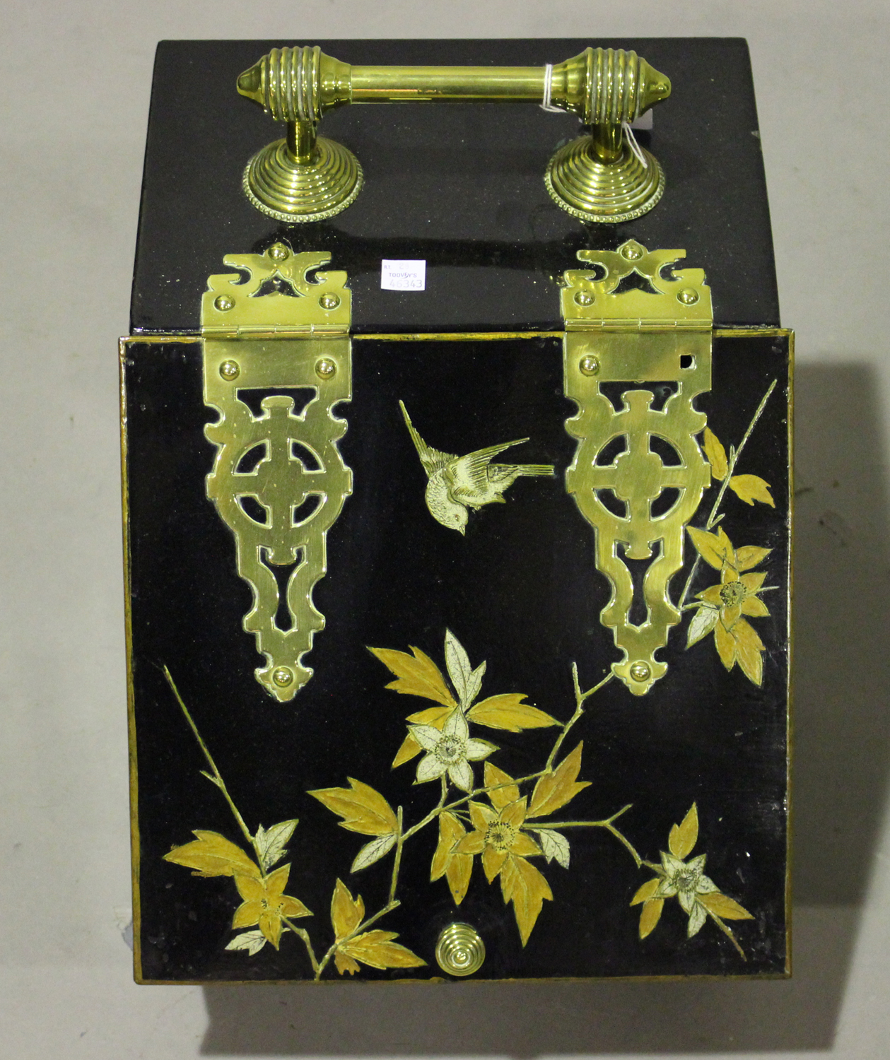A late Victorian Aesthetic Movement tole painted and brass mounted coal purdonium, the hinged lid - Image 4 of 4