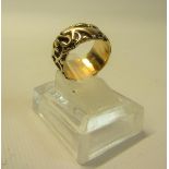 A 15k Gold band ring in an amateur handmade style. Ring size approx P/Q. Weight approx 8.8g