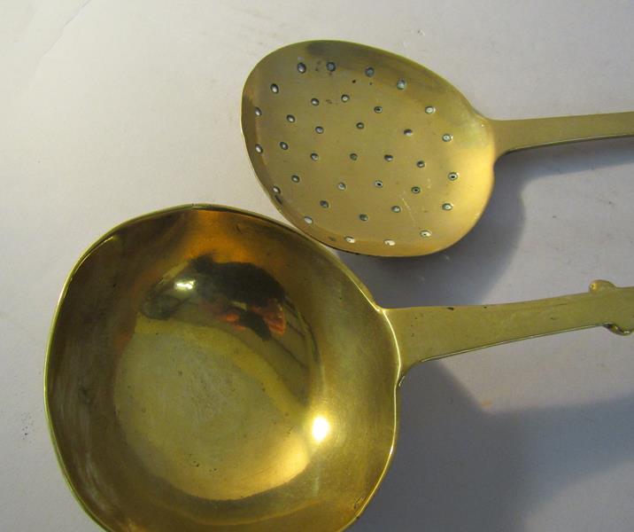 An early 19c brass ladle together with a skimmer, both 45cm l. - Image 2 of 3