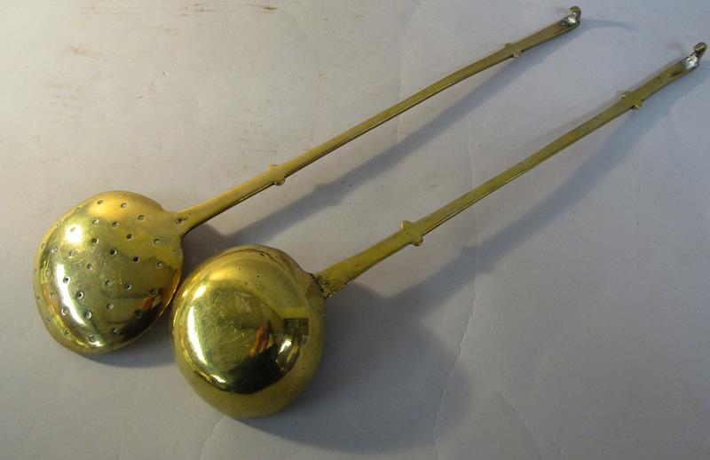 An early 19c brass ladle together with a skimmer, both 45cm l. - Image 3 of 3