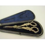 A pair of silver plated grape scissors, fruiting vine cast, in presentation box, 15cm l.