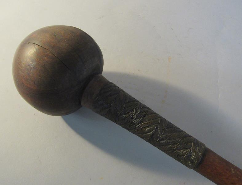 A late 19c/early 20c Zulu carved wood throwing club with ball terminal, the handle wire bound in two - Image 4 of 4