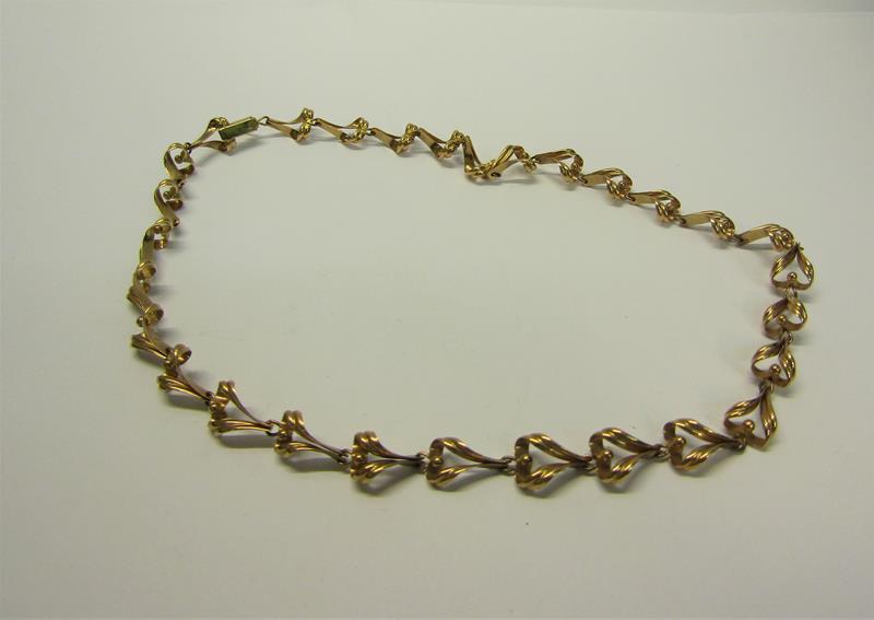 A 9ct gold necklace of linked form - 36cms l. 13.g. - Image 4 of 6