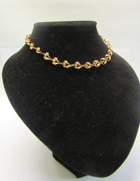 A 9ct gold necklace of linked form - 36cms l. 13.g. - Image 3 of 6