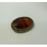A 14ct gold Agate set oval brooch, 4.5cms w.