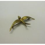 A 15ct gold Bluebird brooch - 4.5cms w. 4.2g.