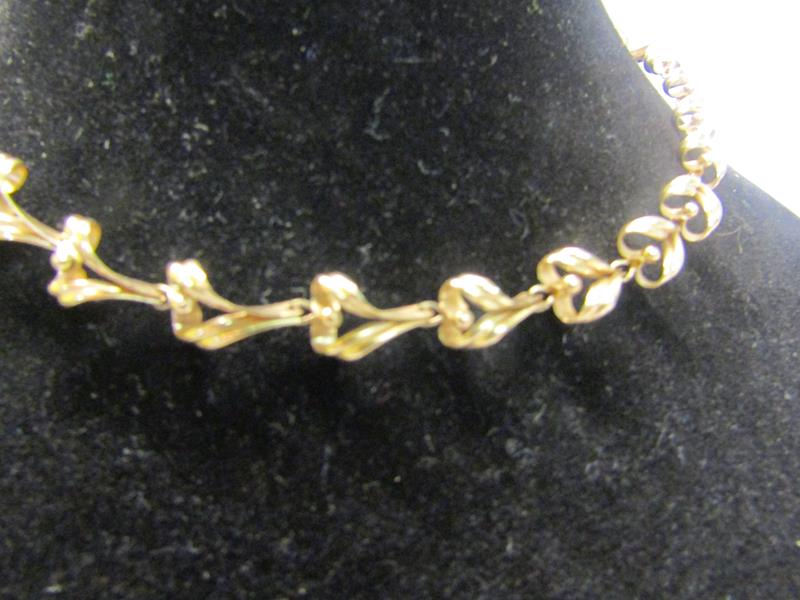 A 9ct gold necklace of linked form - 36cms l. 13.g. - Image 2 of 6