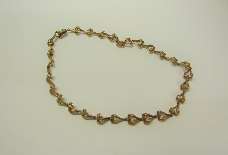 A 9ct gold necklace of linked form - 36cms l. 13.g. - Image 5 of 6