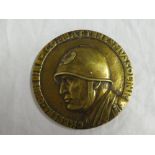 A Second War brass circular Italian plaque "Credere Obbedire Combattere Mussolini"