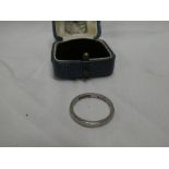 An 18ct white gold wedding band (cased)