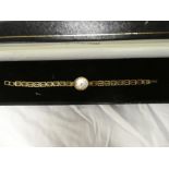 A ladies 9ct gold wristwatch by Accurist with 9ct gold strap (cased)