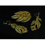 A suite of gilt filigree bijouterie earrings and matching brooch a/f