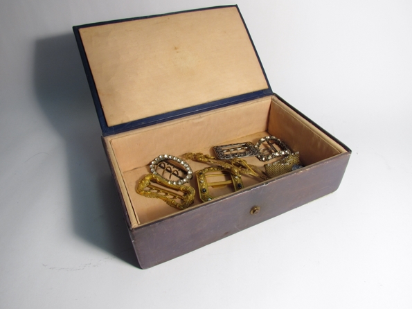 A leather jewellery box with buckle contents - Image 2 of 3