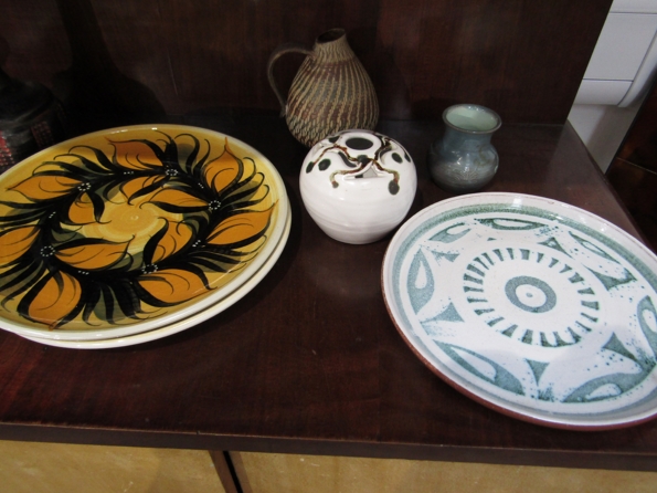 A collection of assorted studio pottery including Fishley Holland etc (11) - Image 4 of 5