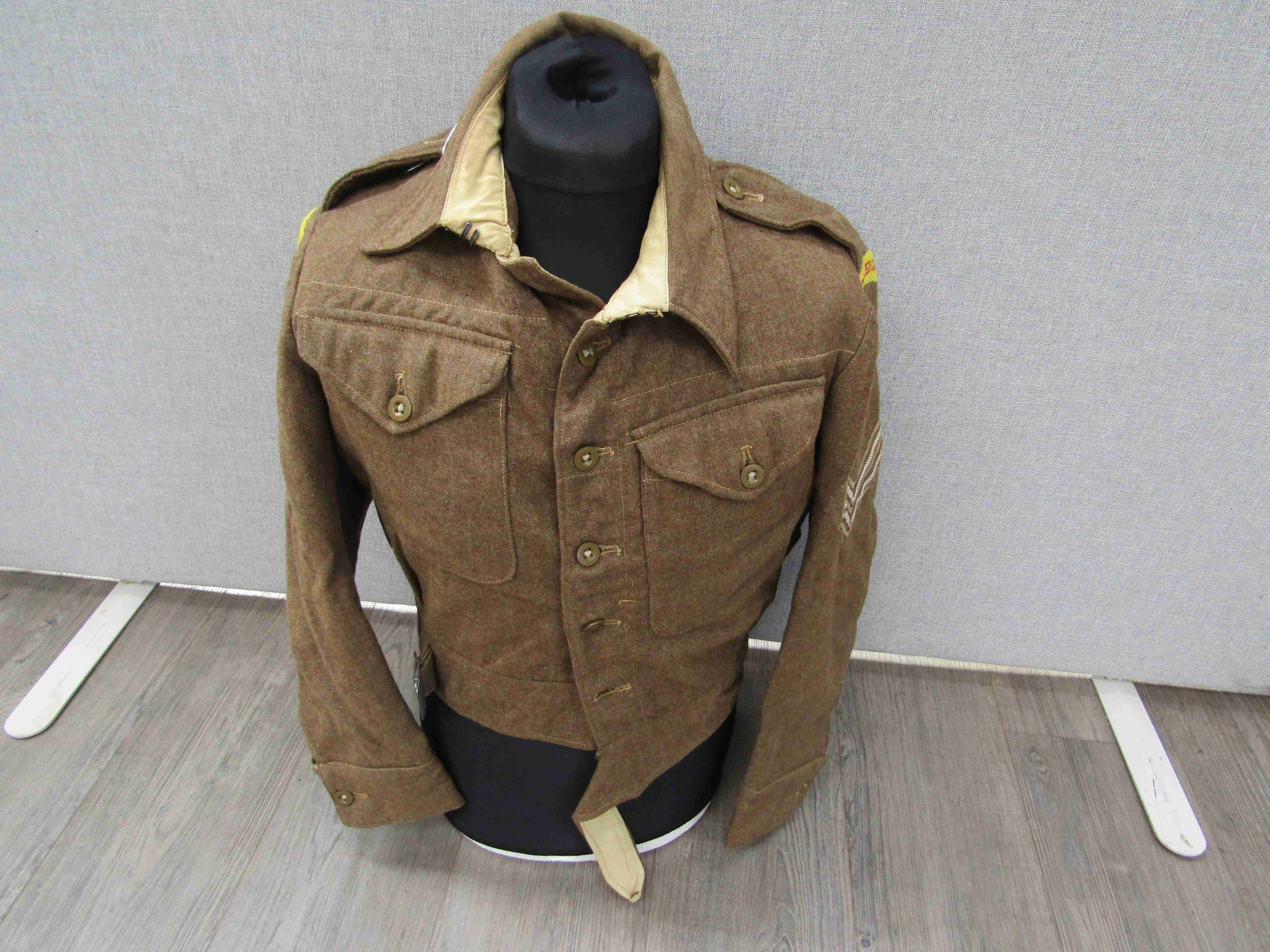 A 1940 pattern battledress blouse with RAC titles, dive patches,