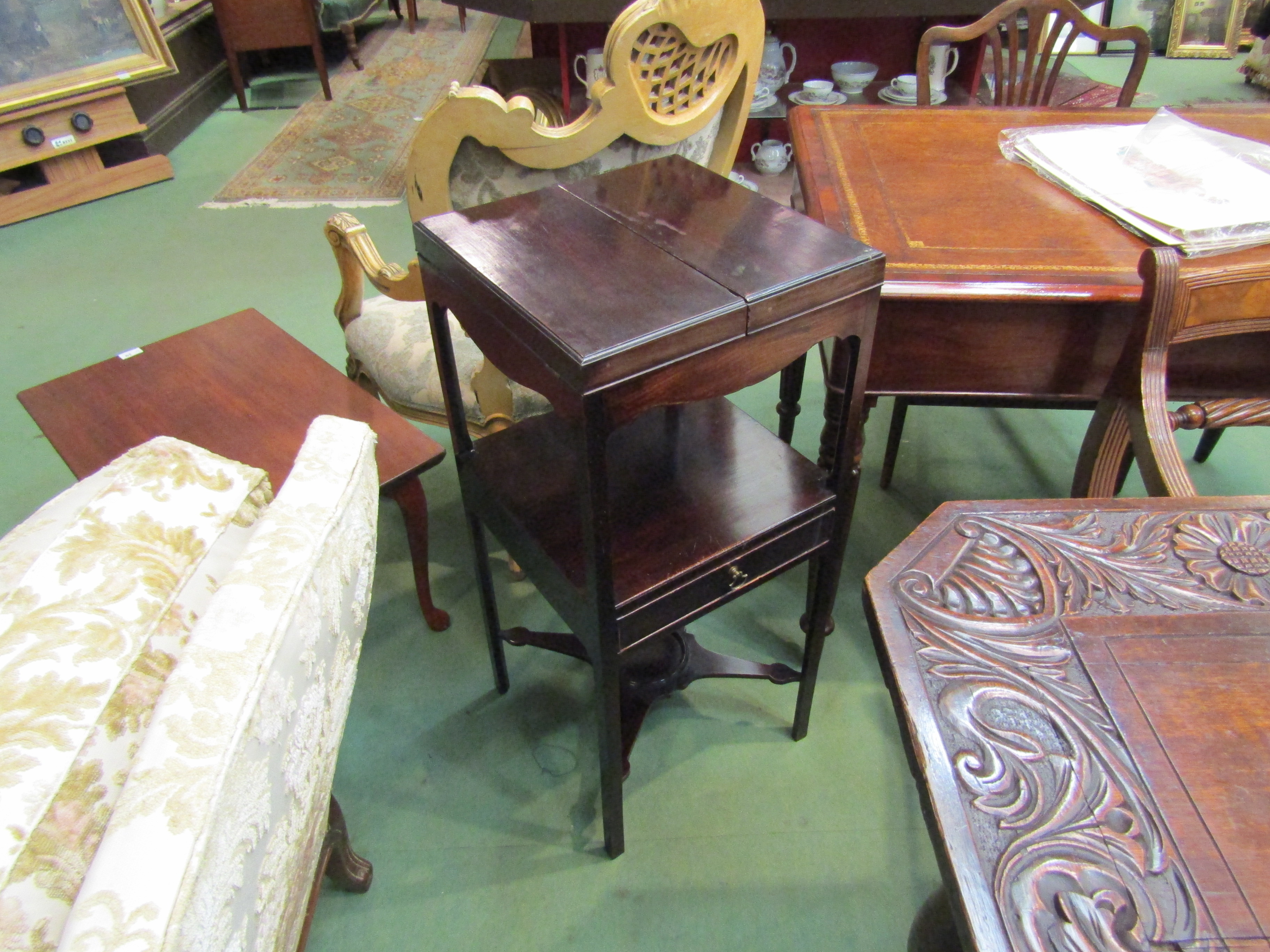 A George III mahogany wash stand with lift top and single drawer