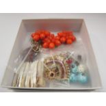 Costume jewellery including various large beads etc