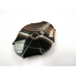 A banded agate large brooch (5x6cm)
