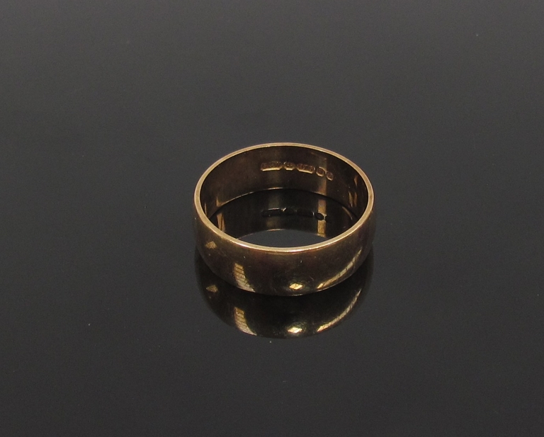 A 9ct gold wedding band, 7mm wide. London 1979. Size T, 4.