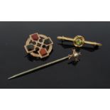 A gold bar brooch with single peridot stamped 15ct,