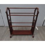 An Edwardian crossbanded mahogany five bar towel rail with shaped ends united by an undershelf