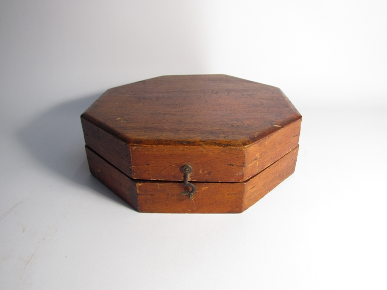 A Victorian mahogany framed Sailors Valentine the hexagonal box opening to reveal two shell - Image 5 of 5