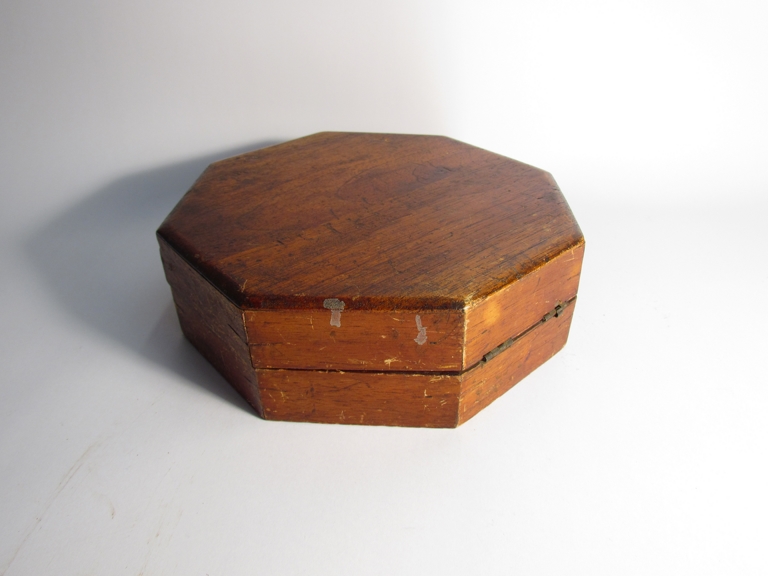 A Victorian mahogany framed Sailors Valentine the hexagonal box opening to reveal two shell - Image 4 of 5