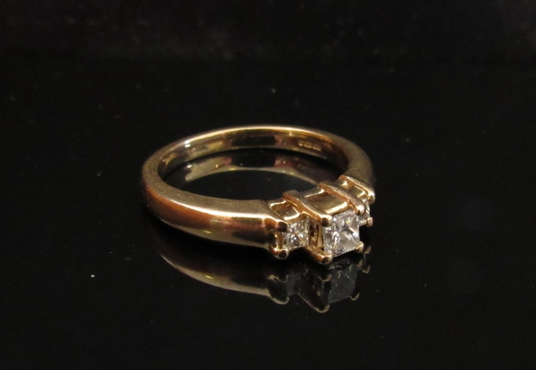 A 14ct gold three stone Princess diamond cut ring. Size N/O, 4.