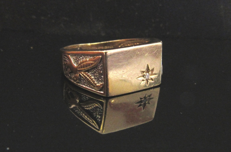 A 9ct gold gent's ring with eagle motif on shoulders and diamond chip. Size T, 5.