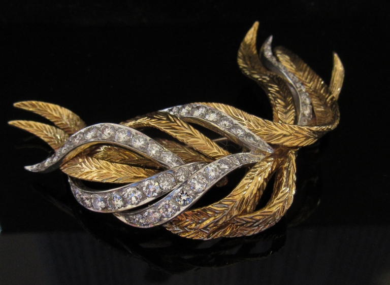 An 18ct two tone gold Kutchinsky brooch, each white gold frond set with brilliant cut diamonds, 3.