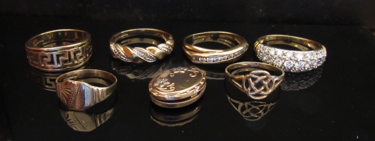 Six 9ct gold rings (one unmarked) and a 9ct gold locket,