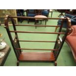 An Edwardian crossbanded mahogany five bar towel rail with shaped ends united by an under-shelf