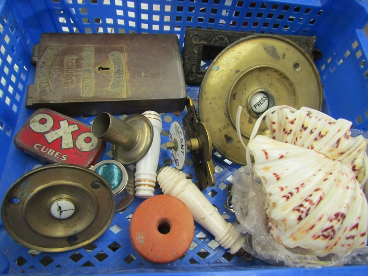 A tray of miscellaneous bygones including brass and ceramic bell push,