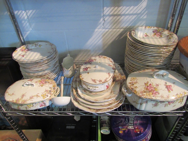 A Clifford Rd10 18262 dinner service including plates, bowls,