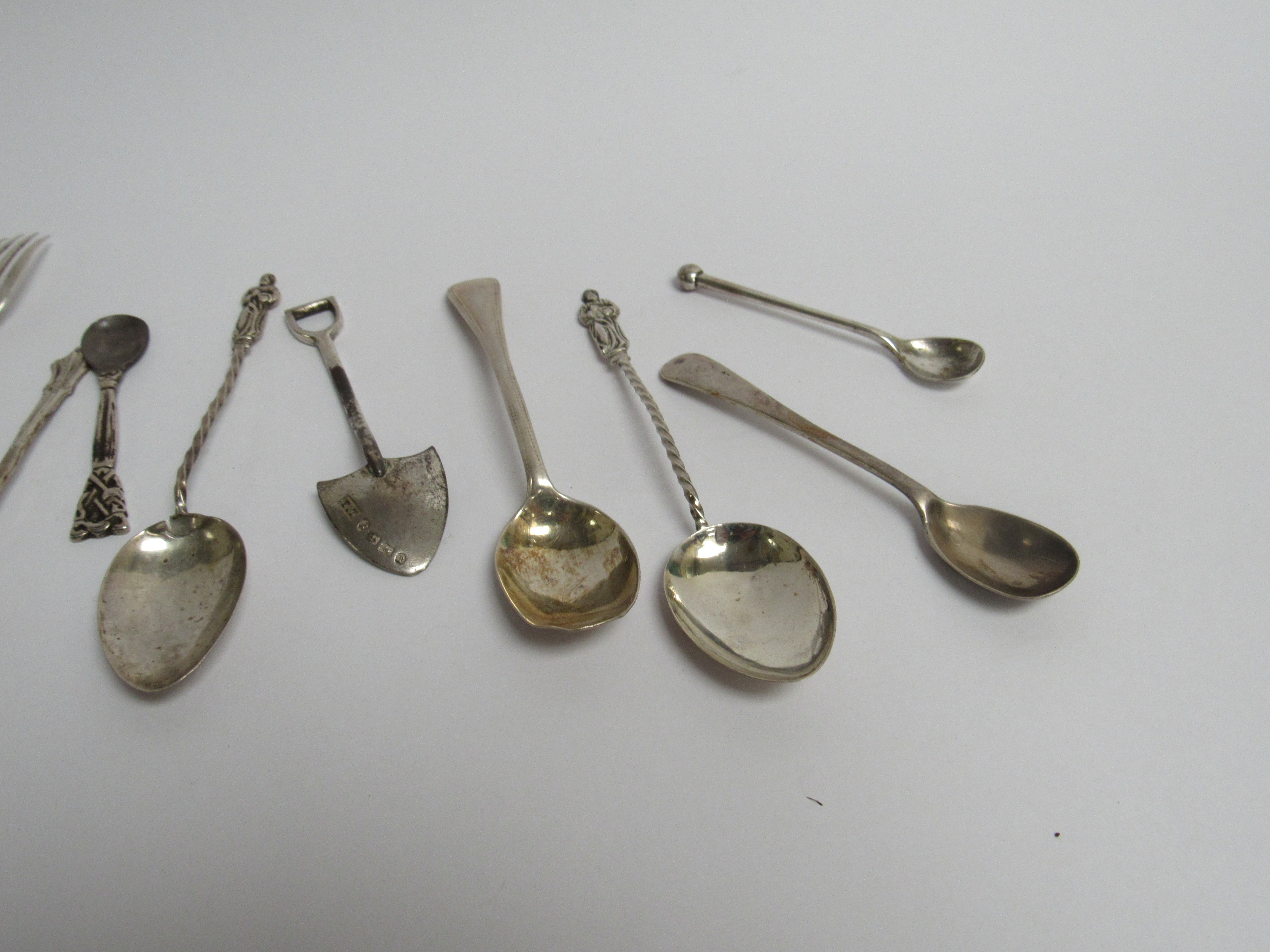 Eight various silver salt spoons and two apostle spoons - Image 2 of 3