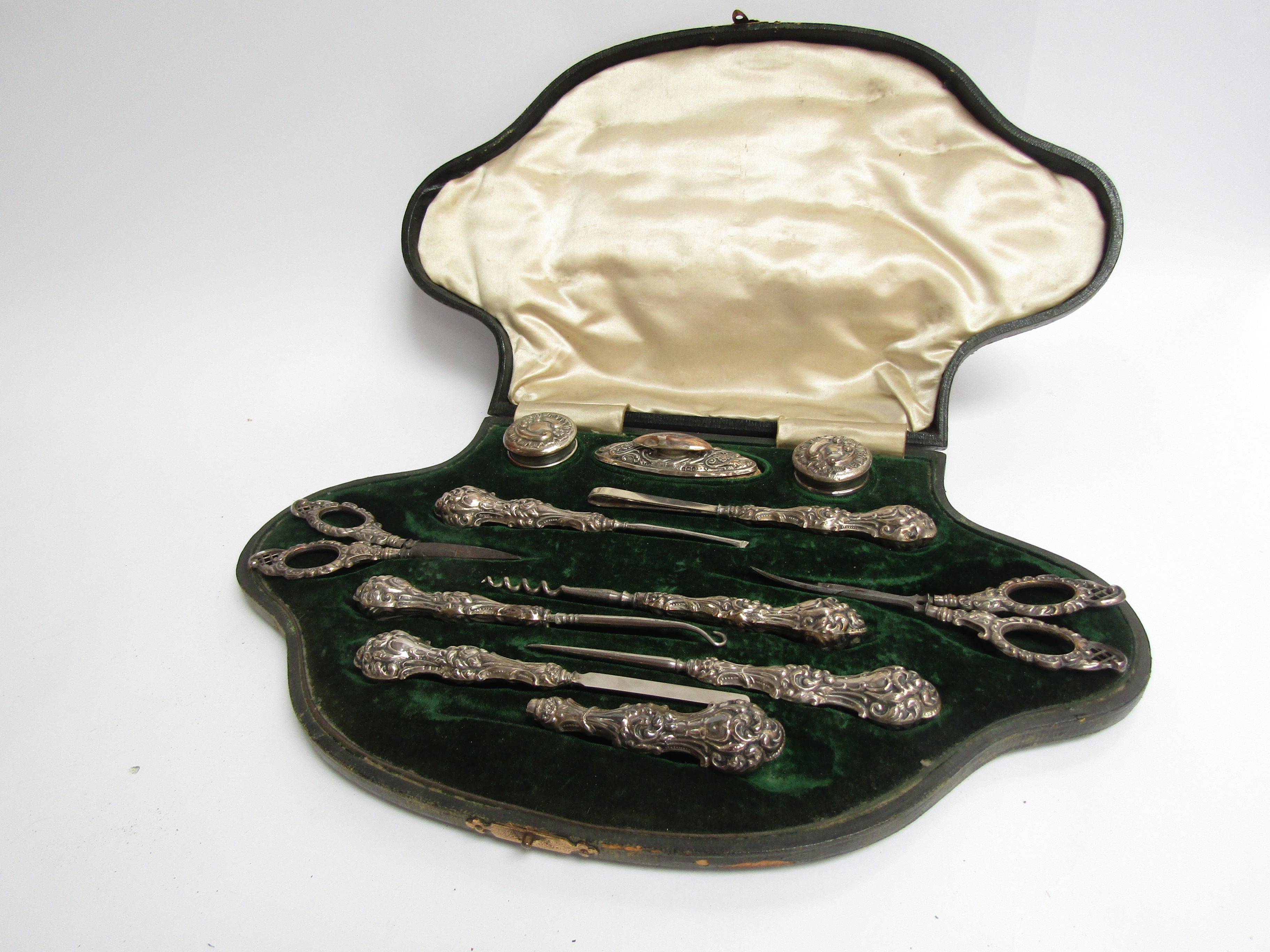 An Edwardian silver handled and topped manicure set,