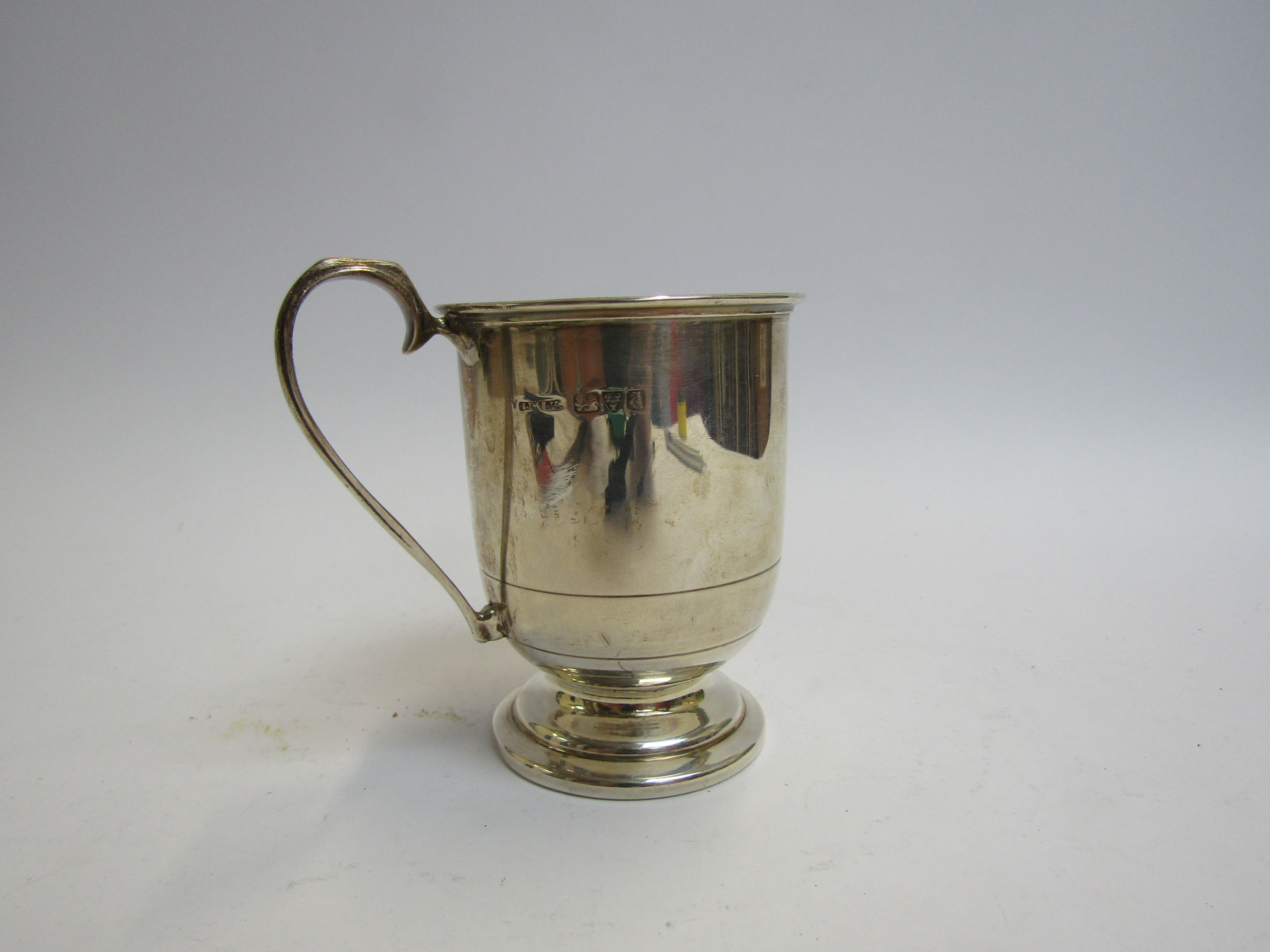 A silver Christening tankard engraved Meamm 1928, Chester 1926, 9cm tall,