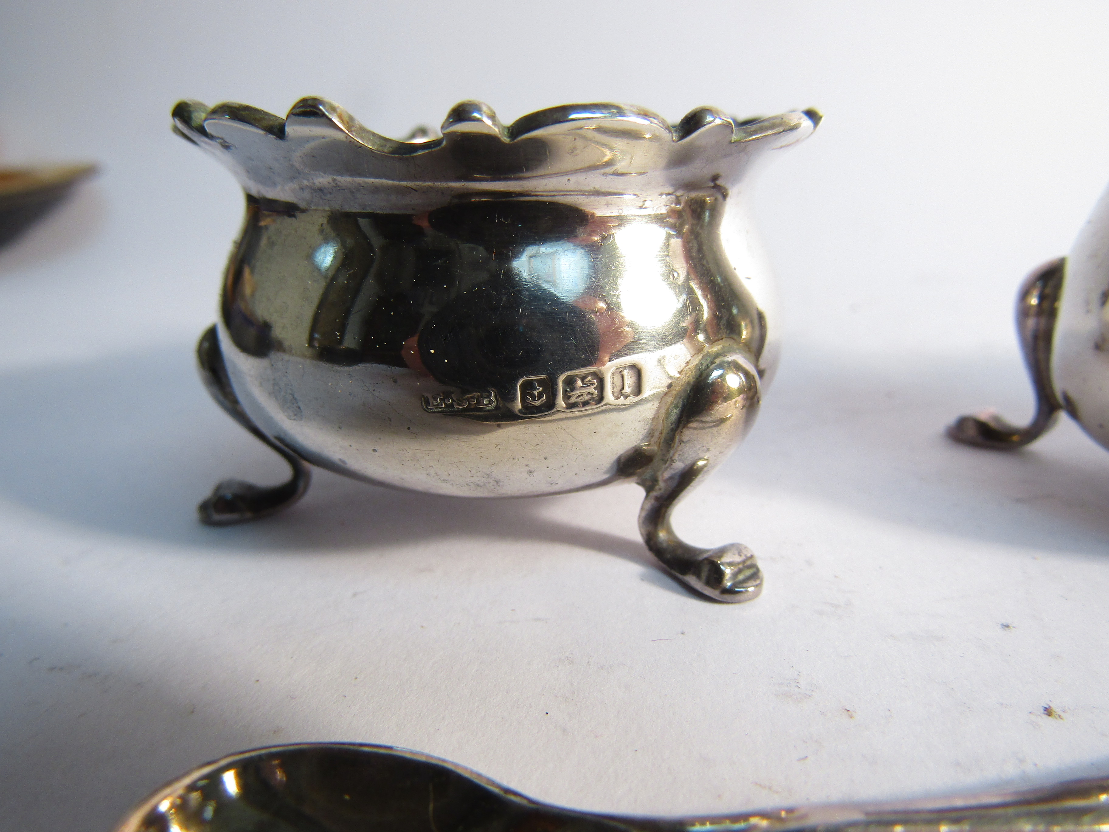 An E S Barnsley & Co 3 piece silver cruet set, box a/f, - Image 3 of 3