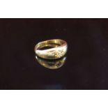 An 18ct gold ring with single diamond in star setting, worn. Size J, 3.