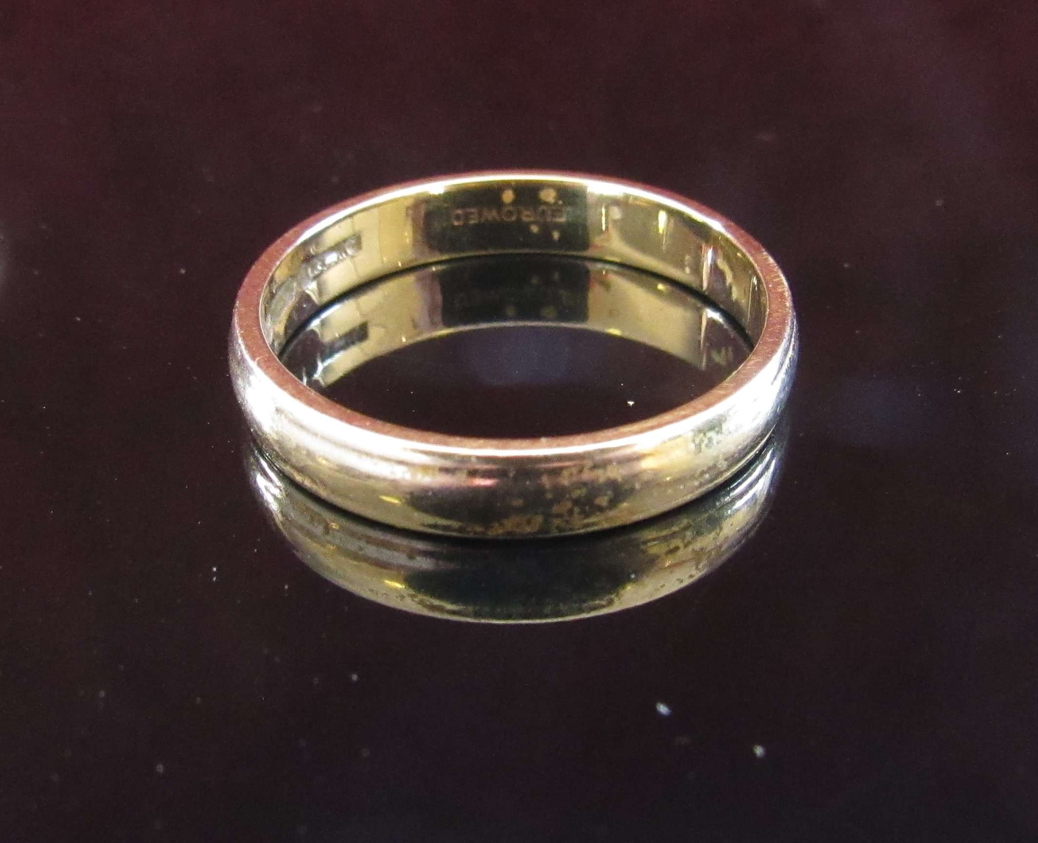 A 9ct gold wedding band, 4mm wide.
