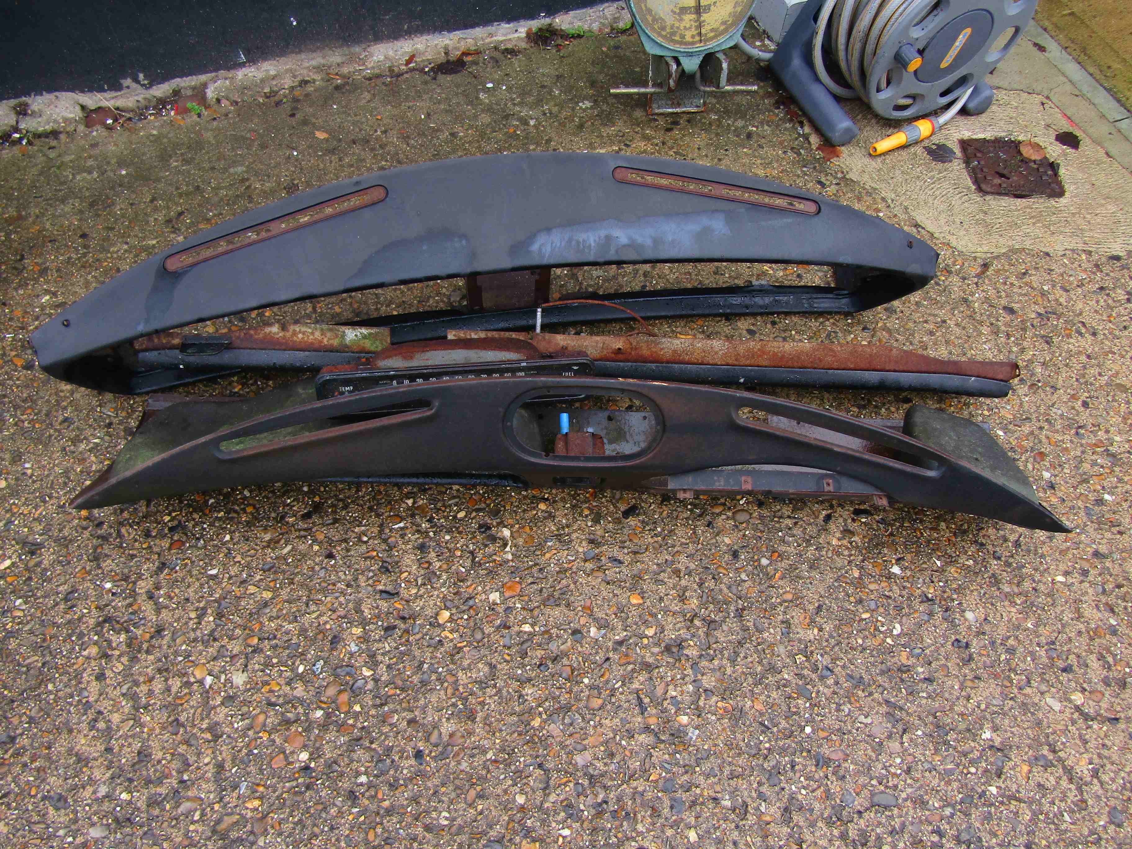 Four fibre glass morris traveller wings,