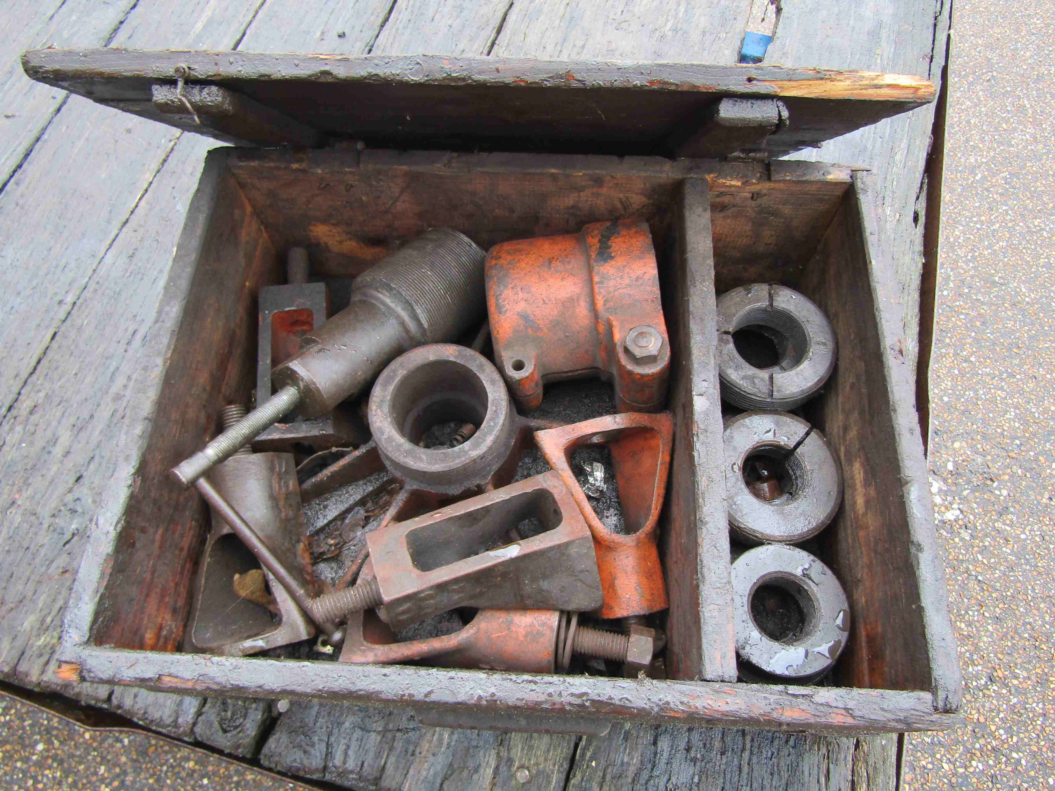 A cased hydraulic puller set