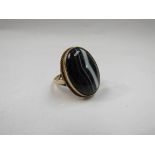 A gold ring with banded agate, size S, 18mm x 25mm, 8.