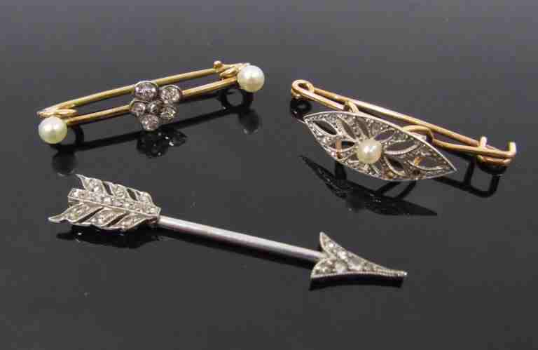 A diamond set "arrow" tie pin, 3.8cm long, 1.