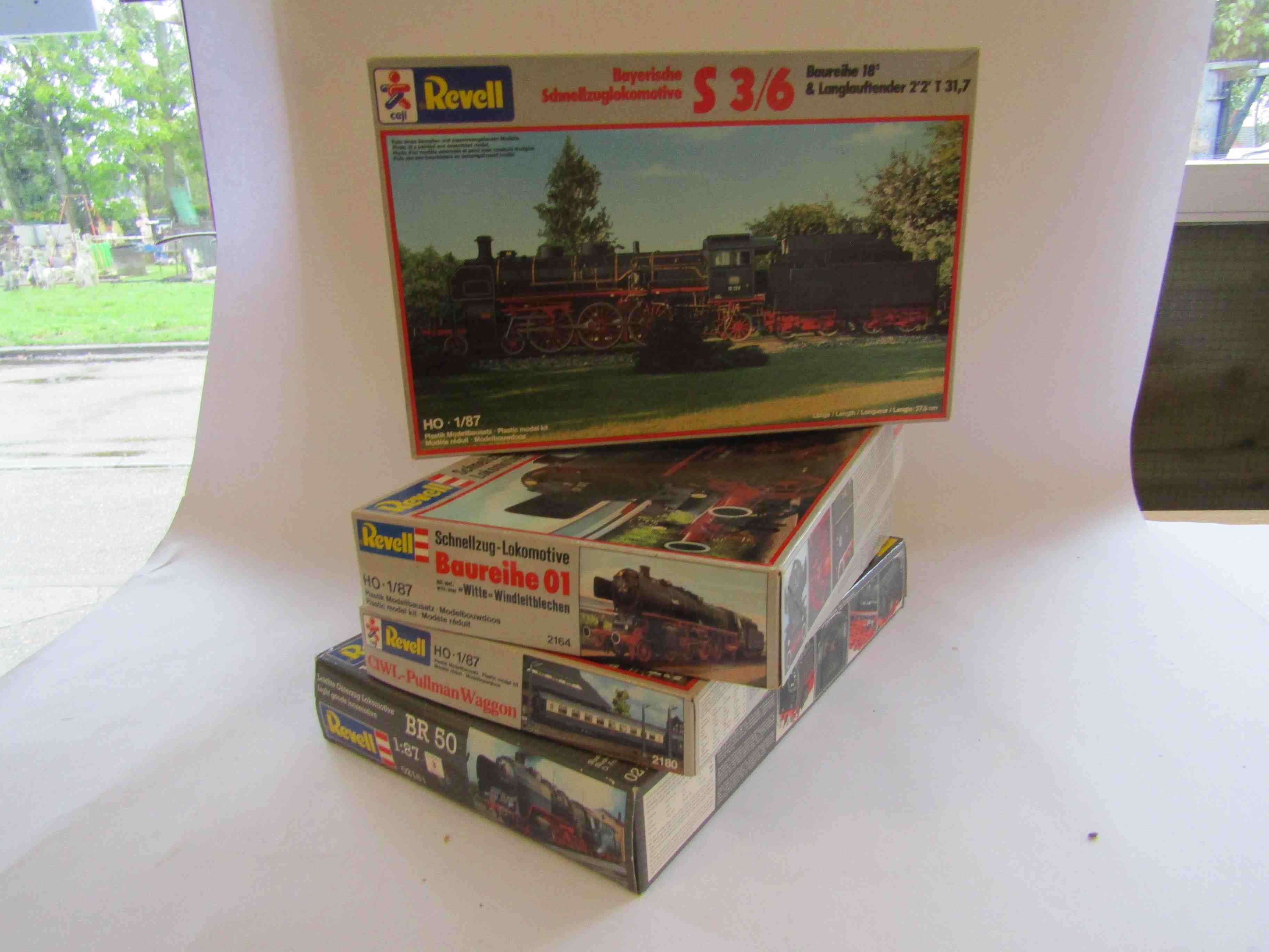 Three Revell H0 gauge locomotive plastic model kits and Revell Pullman wagon kit (4)