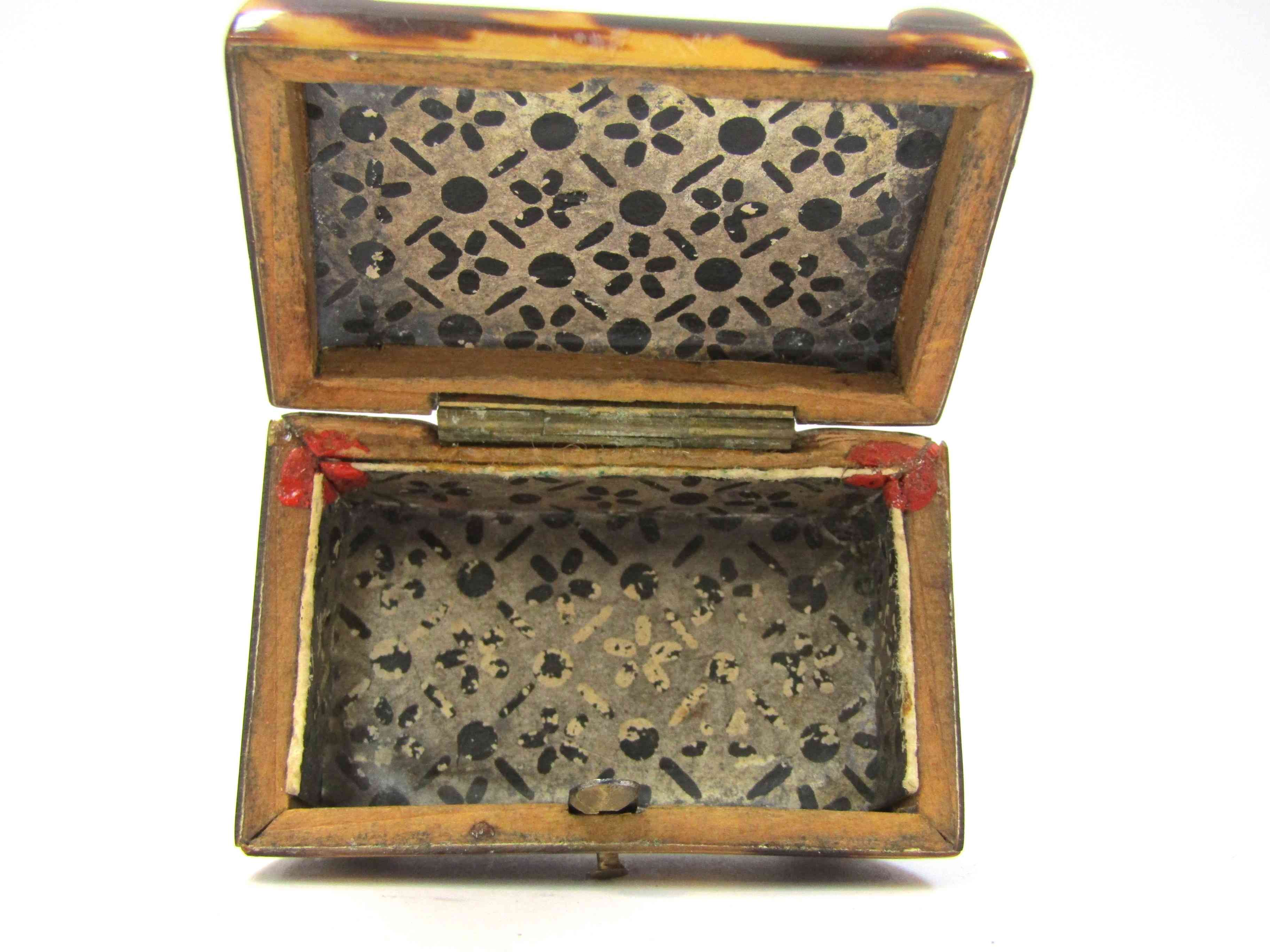 A Georgian tortoiseshell tea caddy form trinket box - Image 3 of 3