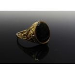 A 9ct gold gents signet ring with black onyx central stone with engraved shoulders. Size S, 2.